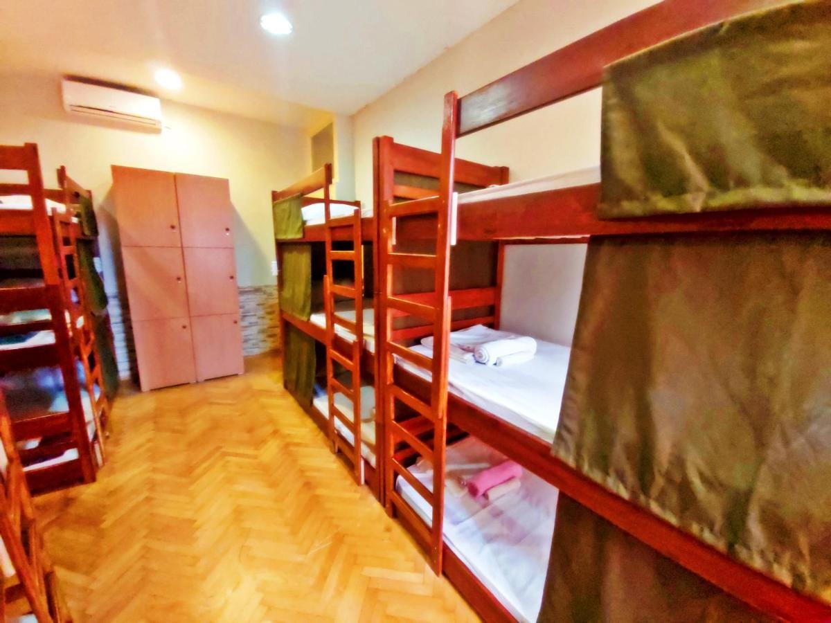 Hurricane Hostel Split Bagian luar foto